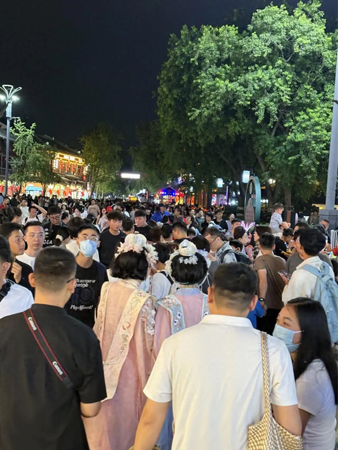 国庆中秋假期超24亿人次跨区域流动,日均3亿人次