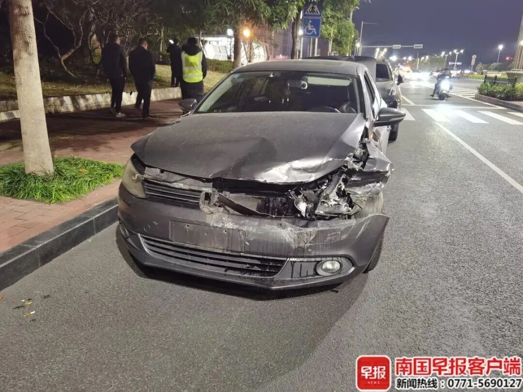 广西南宁五象大道一车连撞多车致多人受伤，一车主称肇事车撞车后翻滚几圈，交警：正在调查事故原因