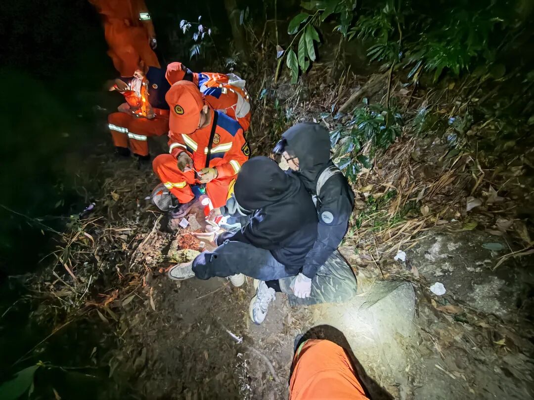 广东两名女子跟随驴友群8人徒步，因体力不支被弃荒野；被发现时脚底多处磨出水泡，大腿持续抽筋、体温下降