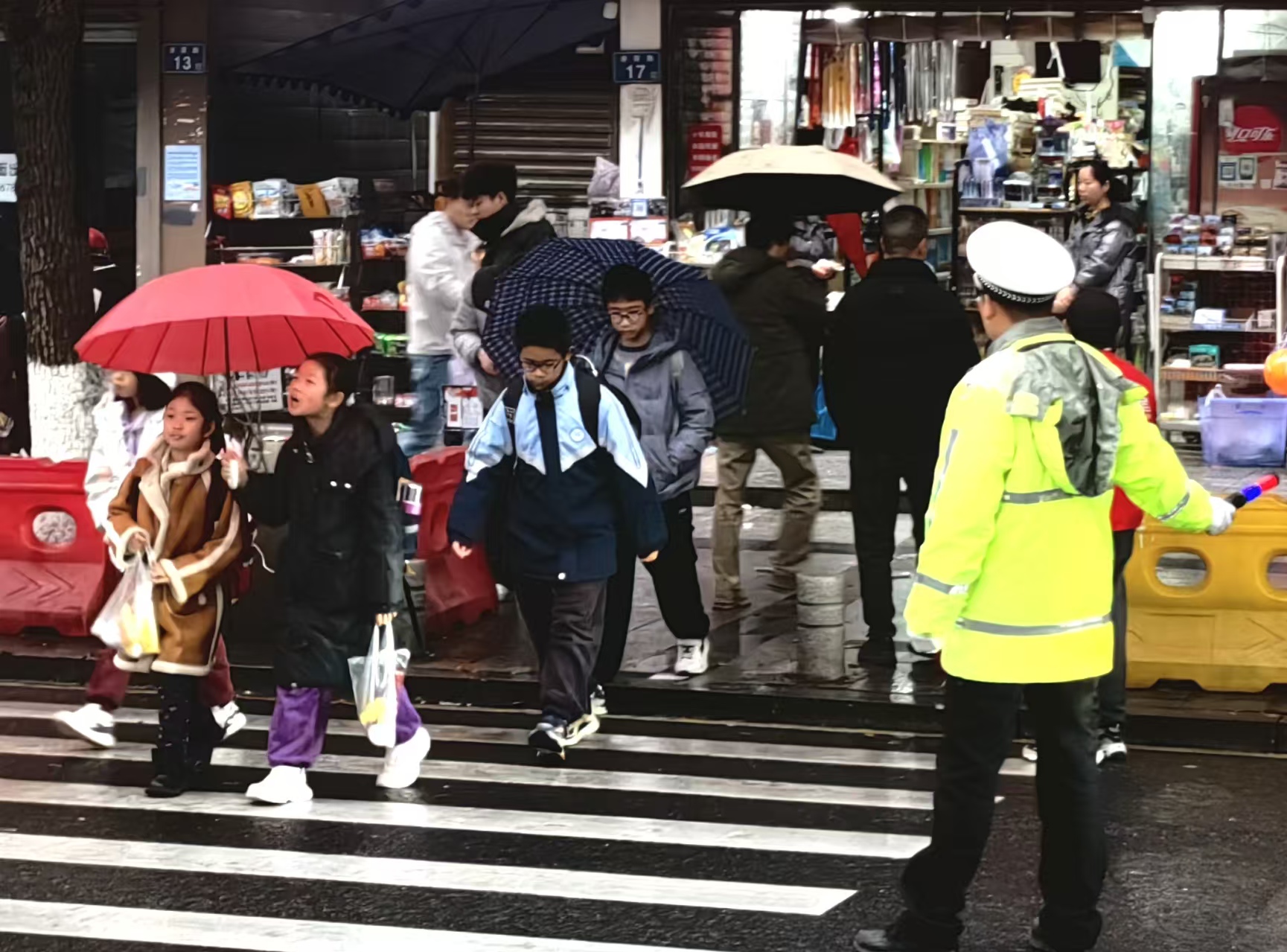 风雨无阻护校园