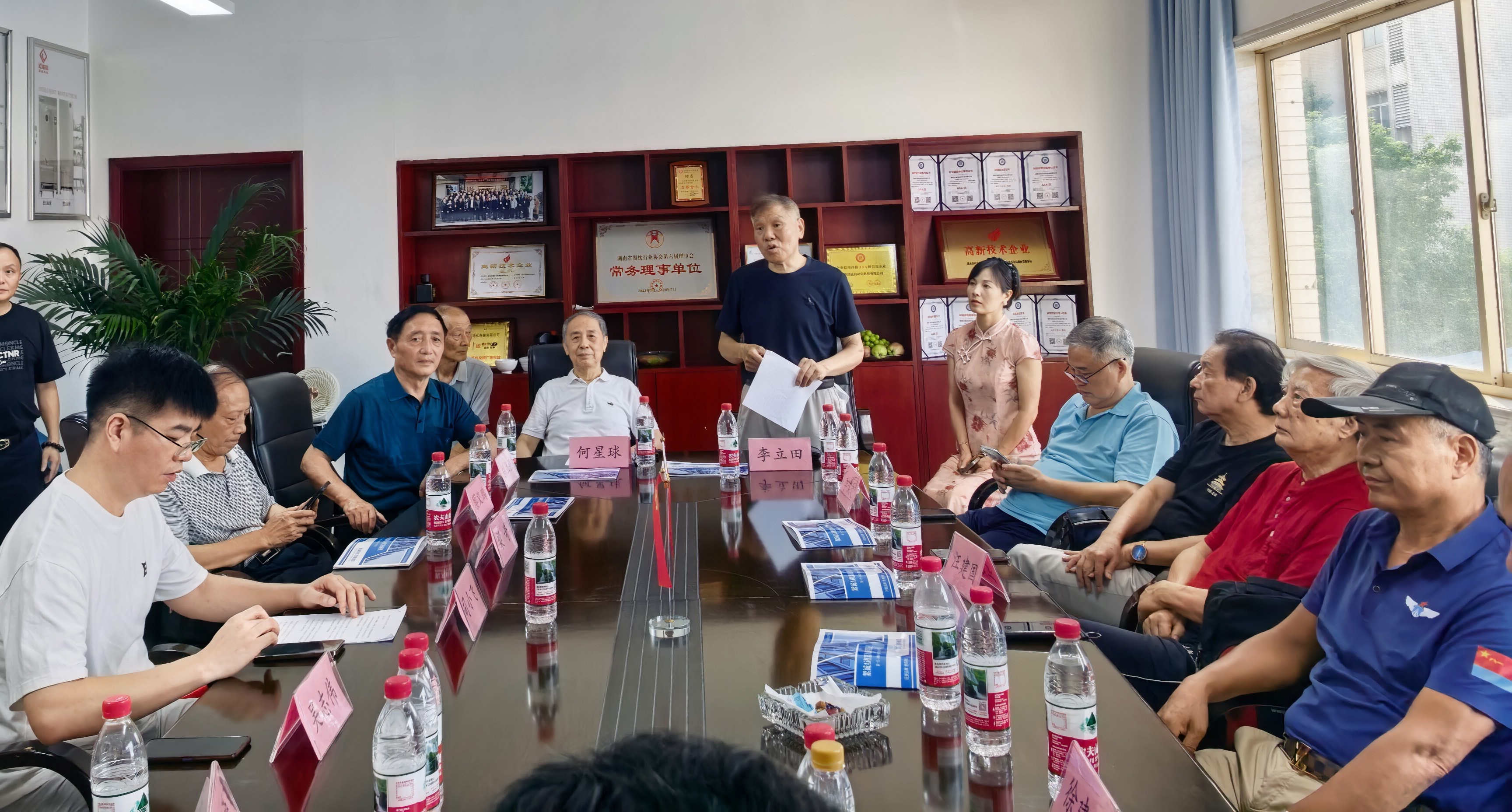 翰墨润科创 军魂映初心——湖南硬笔书协军休艺委走进絜诚科技书法笔会圆满举办
