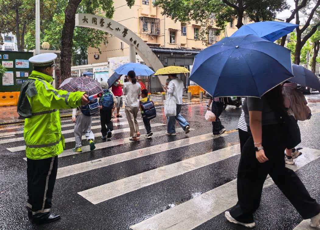 学校交通安全守护者的背影